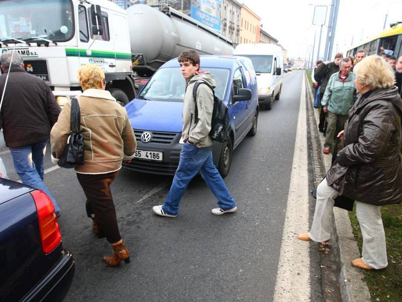 Dočasná zastávka kombinované tramvaje 1/2 je umístěna u sadů Pětatřicátníků. Lidé si musí při vystupování dát pozor na auta projíždějící těsně vedel kolejí