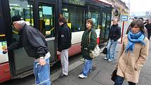Od prostoru U Zvonu cestující odváží autobus, který je dopraví až do sadů Pětatřicátníků, kde mohou přestoupit do tramvaje