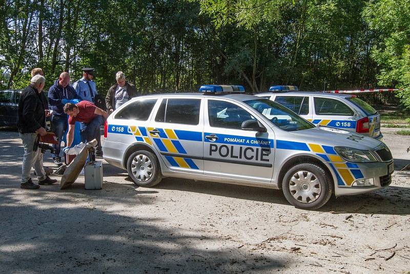 Policejní vyšetřovatelé na místě vraždy v Plzni na Roudné