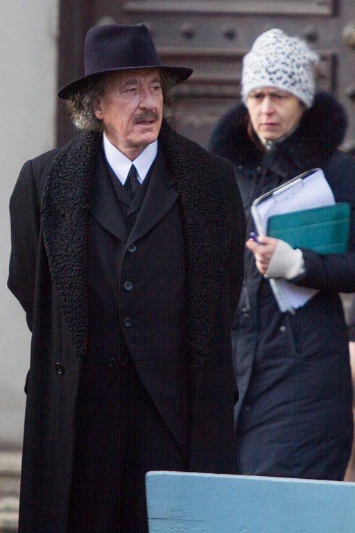 V Plzni natáčel slavný oscarový herec Geoffrey Rush, který v seriálu ztvární geniálního fyzika Alberta Einsteina.