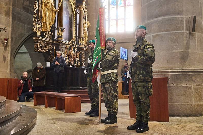 Požehnání praporu pěší roty aktivní zálohy Krajského vojenského velitelství Plzeň biskupem Tomášem Holubem a udělení četného názvu Pětatřicátníci se uskutečnilo v neděli v katedrále sv. Bartoloměje na náměstí Republiky v Plzni.