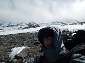 Dobrodruh Honza Brotánek zkoušel zdolat sopku sám. Vybral si cestu, která by vedla co nejvíce mimo sníh. Desítky kilometrů šel pouští.