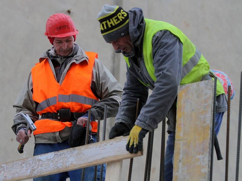 Pracovníci na stavbě v Jablonského ulici jsou na mráz připraveni