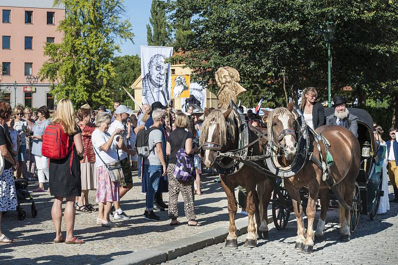 Herec Jan Holík se tentokrát převtělil do Vendelína Budila a dovedl průvod sadovým okruhem na náměstí Republiky v Plzni.