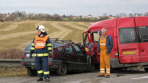 Středeční nehoda na hlavním tahu z Nepomuku do Plzně si vyžádala jednoho těžce a tři lehce zraněné. 