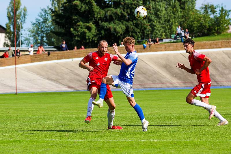 Fotbalisté SK Petřín Plzeň (na archivním snímku hráči v červených dresech) remizovali v přípravném utkání s kombinovaným týmem béčka a staršího dorostu Viktorie Plzeň 3:3.