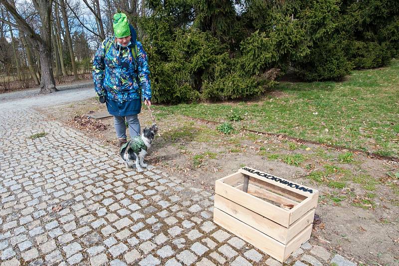 Klackoknihovna v plzeňském Borském parku.