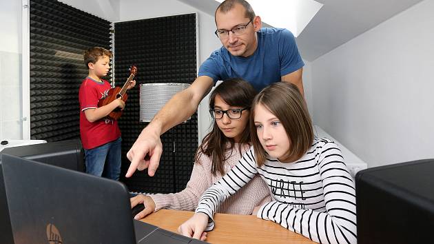 Některé školy mají specializované učebny hudební výchovy vybavené i malým nahrávacím studiem.