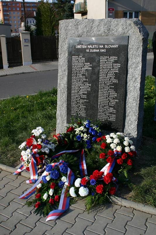 Památník obětem náletu z 18. dubna stojí na Slovanech.