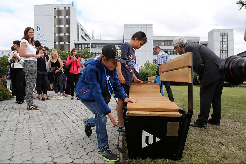 Chytré lavičky představili studenti Západočeské univerzity v Plzni. Na funkčních prototypech předvedli některá chytrá řešení, například vyhřívání, USB připojení, nebo mechanicky otáčené lamely, která po dešti může zájemce o odpočinek otočit a posadit se d