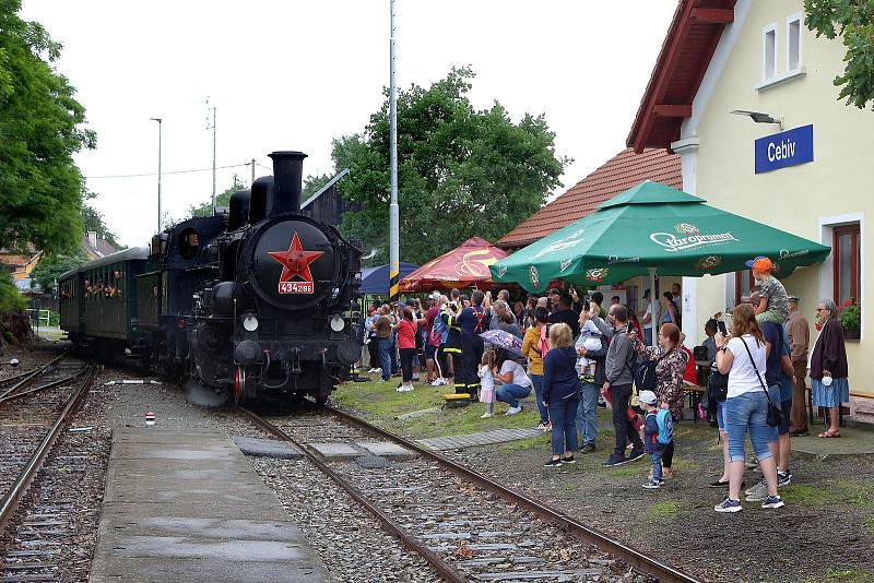 Parní vlak s lokomotivou řady 434.2. dovezl mnoho příznivců lokálek na oslavy 120 let lokální trati Pňovany – Bezdružice. Hlavním lákadlem oslav, které pokračují i v neděli, jsou jízdy historickými vlaky.