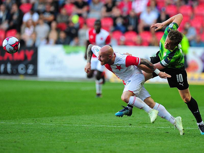 Fotbalové utkání HET ligy mezi celky SK Slavia Praha a FC Viktoria Plzeň 5. května v Praze. Jan Kopic vs. Miroslav Stoch.