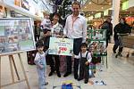 Na šest set dárků si odvezly z nákupního centra Globus děti z Dětského centra