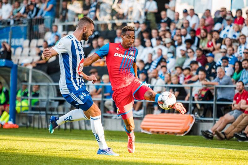 Čeští šampioni vstoupili do 2. předkola Ligy mistrů vítězství 2:1 na umělé trávě HJK Helsinky.