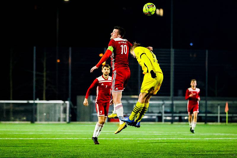 15. kolo krajského přeboru: SK Petřín Plzeň B - TJ Sokol Lhota (na snímku fotbalisté ve žlutých dresech) 5:1 (3:0).