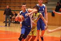 Basketbalisté  plzeňské Lokomotivy (v modrém  s  č.  44  Miroslav Modr,  s č. 9 Pavel Frána) přehráli v sobotu Benešov (ve žlutém Jakub Malý) a  po základní části I. ligy jim bude patřit nejvyšší příčka