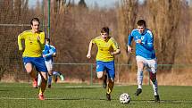 Fotbalisté plzeňské Doubravky (na archivním snímku hráči ve žlutých dresech) zdolali v pátek domácí Rokycany těsně 1:0 a slaví čtvrté vítězství za sebou.