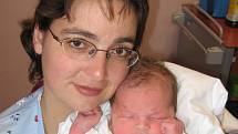 Dvouletá Michalka Vlášková z Tlučné by ráda jela s tatínkem Josefem pro novorozenou sestřičku Katrinku (4,24 kg/53 cm), kterou jí porodila maminka Marcela 2. ledna v 1.29 hod. ve FN v Plzni