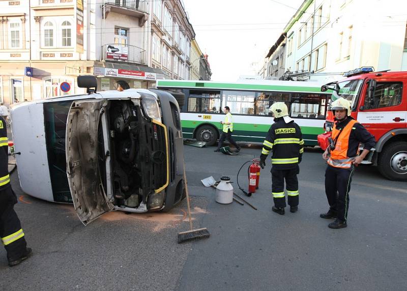 V odpoledních hodinách došlo k nehodě trolejbusu a dodávky na rohu ulic Tylova a Skrétova. Náraz dodávku převrátil na bok. Trolejbusová doprava musela být v tomto místě zastavena