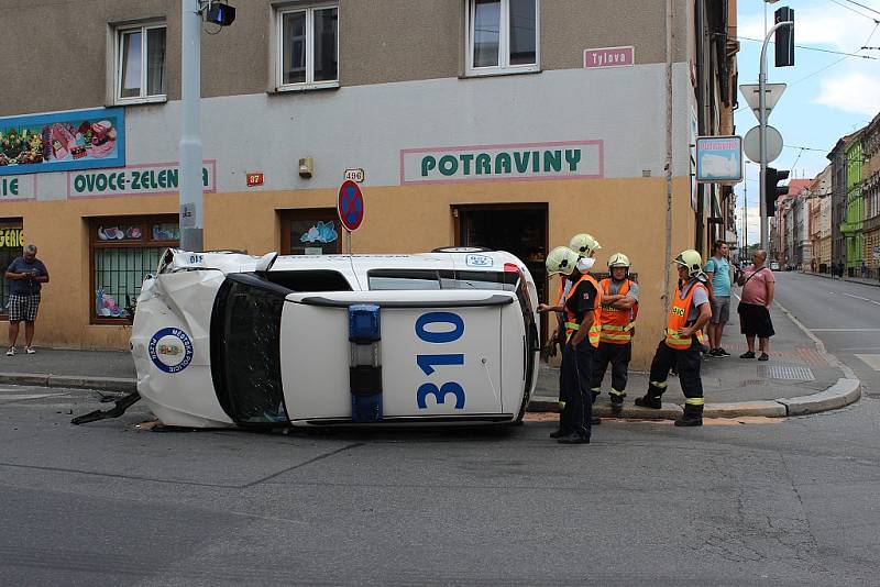 Nehoda vozu městské policie a osobního auta v Tylově ulici v Plzni