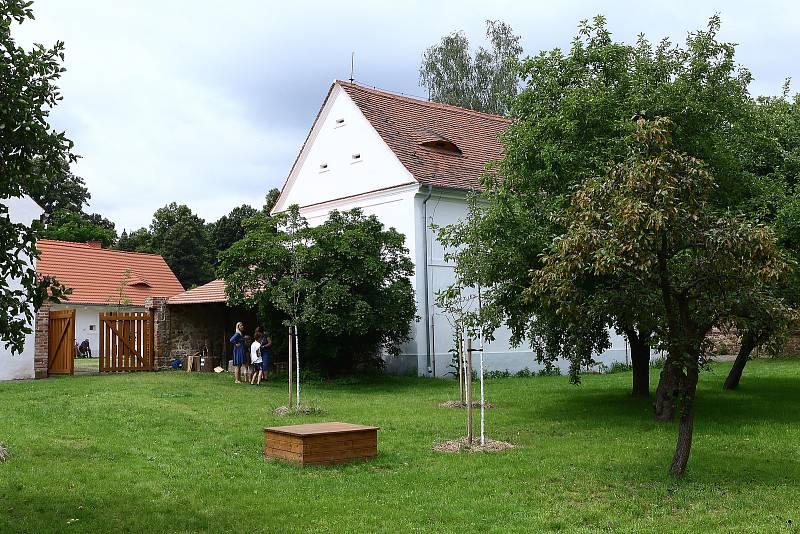 Selský dvůr U Matoušů je součástí původní bolevecké návsi, která je s typickou vesnickou architekturou 18. - 20. století památkově chráněná. Usedlost se skládá z velkého stavení, stodoly, sýpky, špýcharu a chlévů.