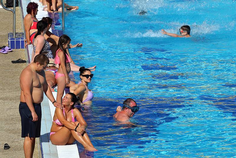 Tropické teploty posledních dnů přilákaly lidi k vodě. Plavecký areál v Plzni na Slovanech nabízí osvěžení ve všech bazénech a navštěvují jej stovky plavců denně.