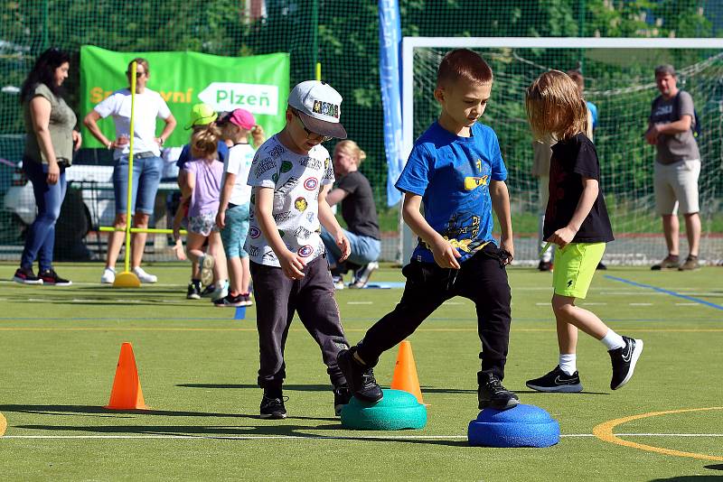 Předškoláci soutěží v pohybových dovednostech. Letos už posedmé poměří svoje schopnosti děti z plzeňských mateřinek ve čtyřech disciplínách. Naše fotografie jsou z Mateřské školy na sídlišti Plzeň - Vinice.