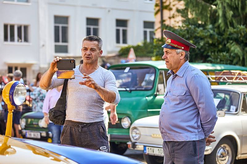 Veteránský sraz vozidel vyrobených za socialismu spojený se stokilometrovou vyjížďkou po Plzeňsku a Rokycansku startoval z nádvoří Plzeňského Prazdroje. Zúčastnit se mohly automobily a motorky prodávané v ČSSR v síti Mototechna v letech 1948 – 1989.