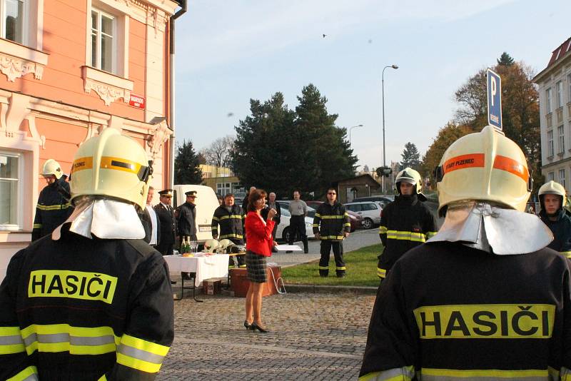 Předání nového vozu Sboru doborovolných hasičů Starý Plzenec. Foto: MÚ Starý Plzenec