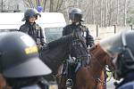 V areálu letiště v Líních nacvičovali těžkooděnci zásah proti demonstrantům i squaterům