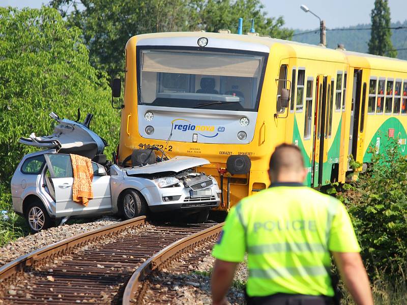 Nehoda se stala na přejezdu v Dolanské ulici. Osobní automobil smetla lokálka jedoucí z Radnic.