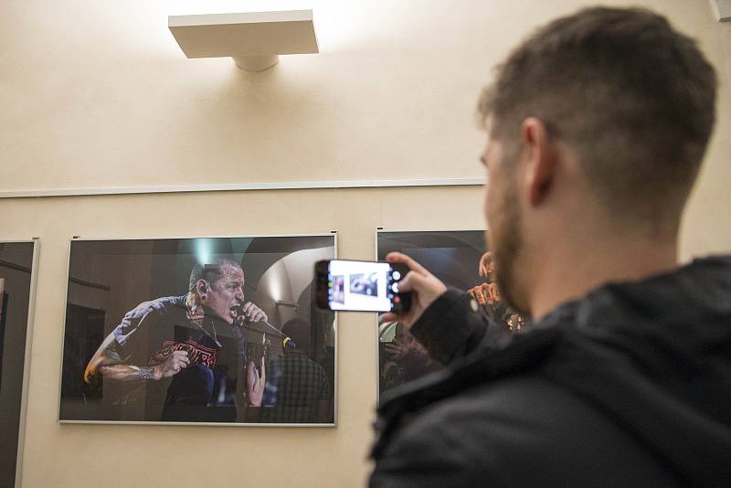 Vernisáž k výstavě fotografií Milan Říský: Live ve Studijní a vědecké knihovně Plzeňského kraje.