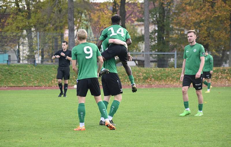 11. kolo FORTUNA divize A: TJ Jiskra Domažlice B (na snímku fotbalisté v modrých dresech) - FK VIAGEM Příbram B 2:5 (1:2).