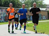 Na snímku zvládá zprava Michal Dvořák, Martin Straka a Miroslav Mikeš (225) závěrečný úsek Škoda fit půlmaratonu.