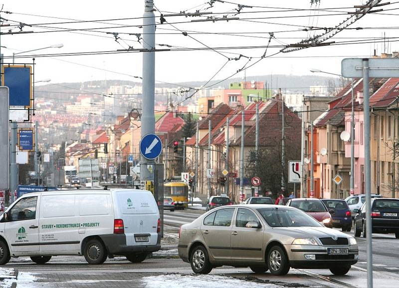 Projet náměstím Milady Horákové vyžaduje velkou opatrnost. Jde totiž o složitý dopravní uzel bez semaforů, kde se kříží tramvaje, trolejbusy, auta z několika směrů a chodci