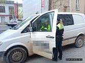 Řidič, na kterého upozornila jeho firma, sedl v Plzni za volant silně opilý. Při kontrole nadýchal přes čtyři promile.