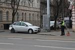 Následky nehody auta a tramvaje na Slovanské třídě