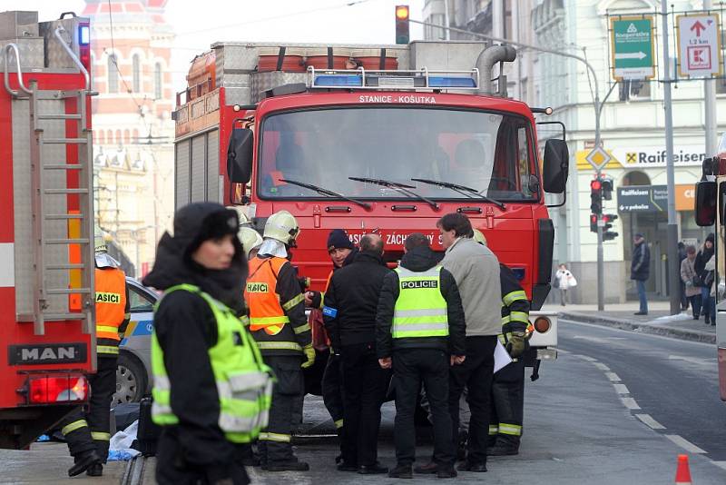 Nedaleko křižovatky U Práce srazil hasičský vůz, který jel k zásahu, chodce. Ten na místě zemřel