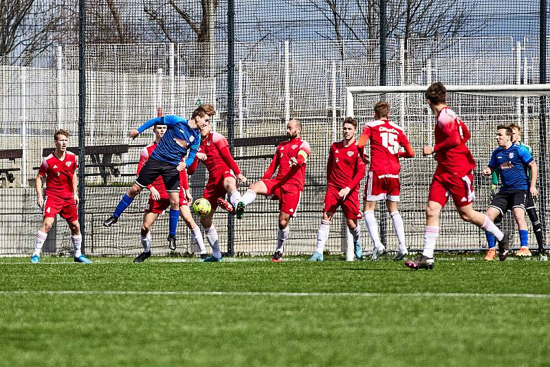 19. kolo FORTUNA divize A: SK Petřín Plzeň (na snímku fotbalisté v červených dresech) - FK Komárov 0:0.