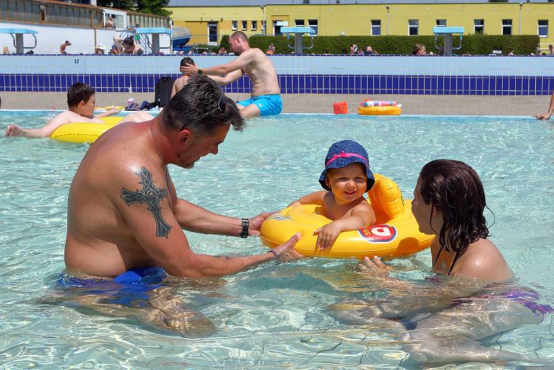 Sobotní tropické teploty přilákaly obyvatele Plzně do slovanského plaveckého areálu. Teplota vody ve venkovním bazénu dosahovala příjemných 26. stupňů.