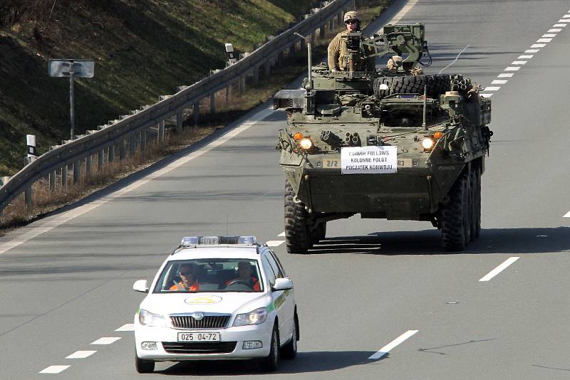 Konvoj vozidel armády USA na dálnici D5 nedaleko Plzně.