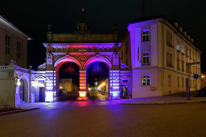 Nasvícené budovy v den státního svátku 17. listopadu. V Plzni se v českých národních barvách tradičně rozzářila secesní budova Měšťanské Besedy v centru města a historická brána Plzeňského Prazdroje.