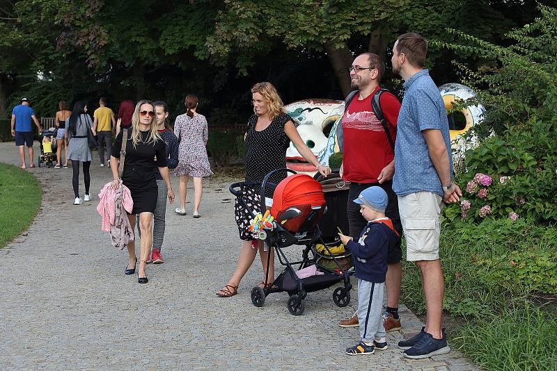 Zpěvomat - skupiny amatérských i profesionálních zpěváků zpívají na přání kolemjdoucích na ulici. Fotografie jsou z plzeňské Mlýnské strouhy.