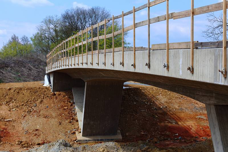 Stavba přeložky silnice 1/27 Šlovice - Přeštice. Nový úsek silnice bude 6100 metrů dlouhý a naváže na hotový přivaděč Plzeň-Litice-Šlovice a povede až k Přešticím.