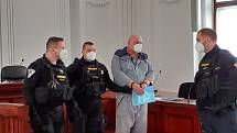 Josef Kott s eskortou. Za mřížemi je doživotně odsouzený vrah už 31 let.