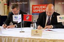 Podpis vzájemné smlouvy mezi Viktorií Plzeň a Doosan Škoda Power
