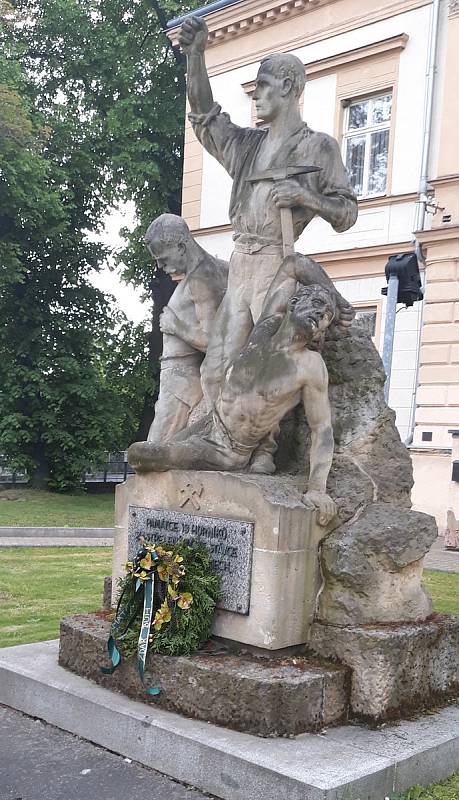 Výročí tvrdě potlačené stávky nýřanských horníků si připomněli členové Hornicko-historického spolku Západočeských uhelných dolů. Položili věnce u pomníku  v Nýřanech a na hřbitově v Úhercích, kde je pochováno třináct obětí střelby do řad horníků.