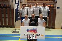 Badmintonisté BA Plzeň po výhře na Klimkovicemi (zleva): Mikelová, Segeč, Krpatová a Jiří Louda, Kristensen, Král, Hubáček.