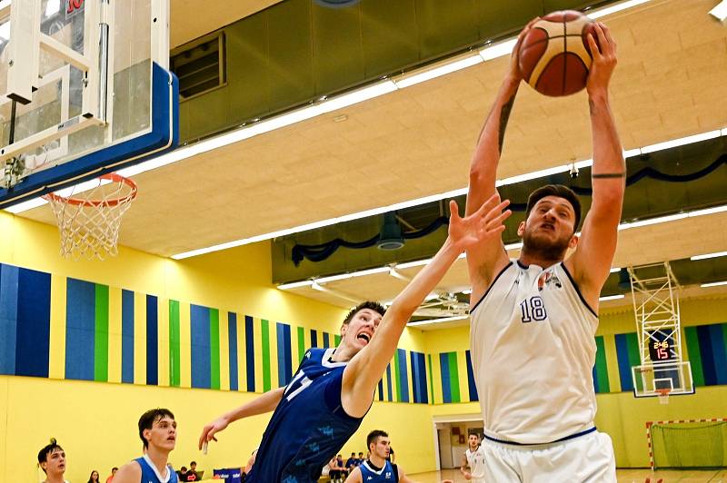 Basketbalisté Plzně (v bílém) v utkání s týmem SP Basket.