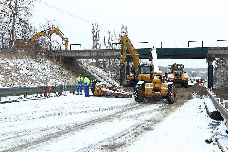 Silniční most na místní komunikaci v Chotíkově, který byl v havarijním stavu, rozebírala v sobotu 4. prosince specializovaná firma. Kvůli stavebním pracím, byla uzavřená silnice 1/20 mezi Plzní a Karlovými Vary. Hotovo by mělo být do nedělního podvečera.